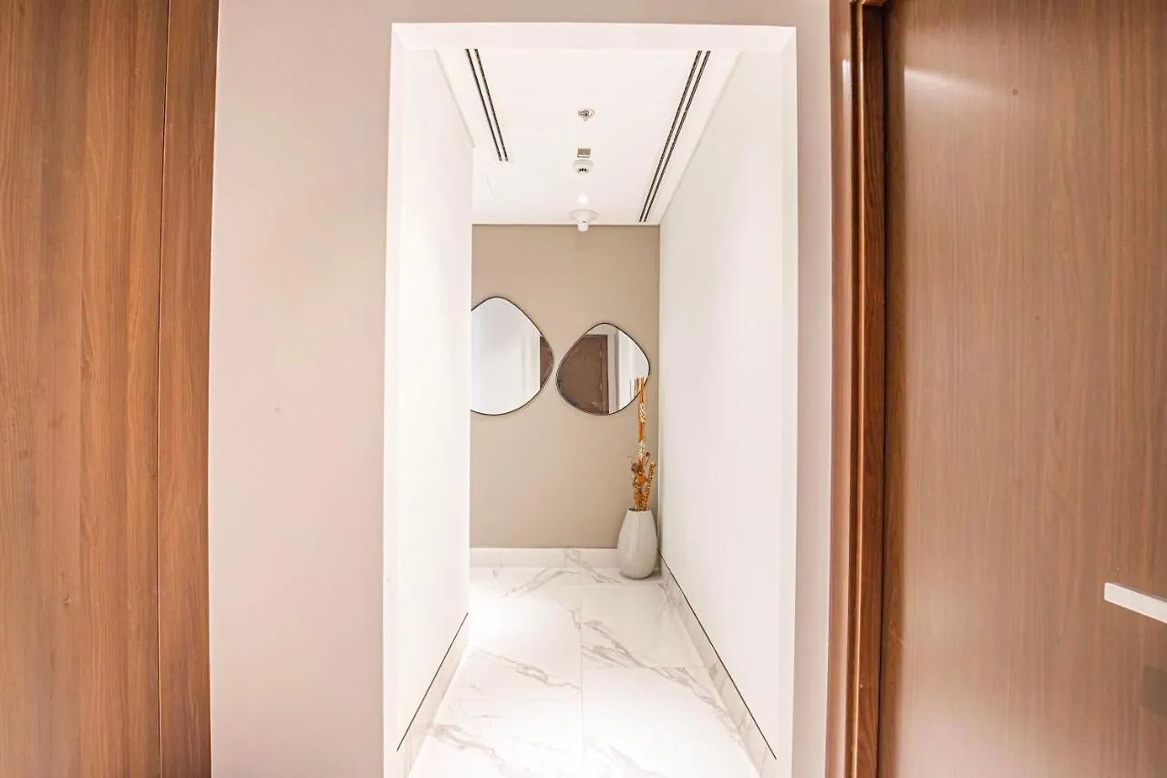 Daniels Canal View 1Br At J One Business Bay Dubai
